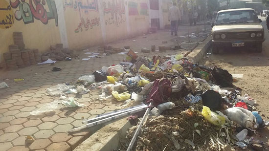  القمامة تحاصر مدرسة سنان الابتدائية بالدقى (1)