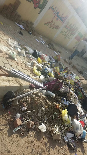  القمامة تحاصر مدرسة سنان الابتدائية بالدقى (2)