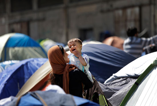 مخيمات لاجئين باليونان (5)