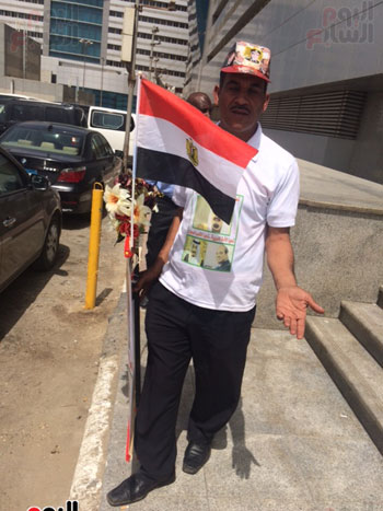 مواطن-مصرى-يرتدى-تى-شيرت-مطبوع-عليه-صورة-الرئيس-السيسى-والعاهل-السعودى-(1)