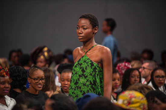 الجمال الأسمر يتصدر منصات أسبوع الموضة الأفريقى 2016 (19)