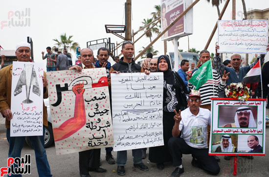 متظاهرو القائد إبراهيم يحتفلون بزيارة خادم الحرمين الشريفين لمصر (1)