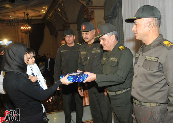 القوات المسلحة تنظم احتفالية فنية لأسر الشهداء وأبنائهم فى إطار احتفالات يوم اليتيم (1)