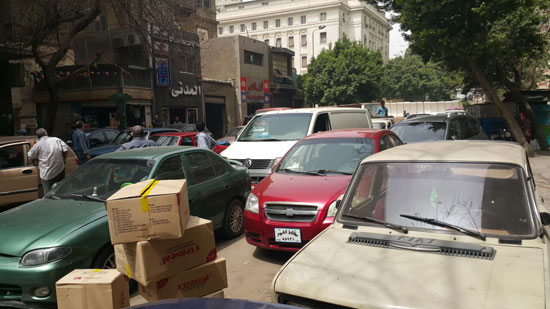 أرسل أحد المواطنين ركن أصحاب السيارات على جنبات الشارع وتركها دون مراعاة لحقوق المارة (2)