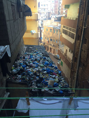 تراكم-القمامة-بسبب-مركز-تجميل-بـالإسكندرية