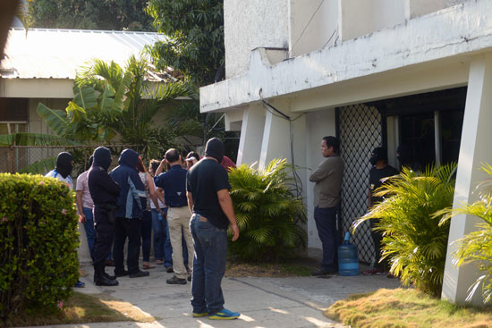 شرطة السلفادور تداهم شركة موساك فونسيكا (2)