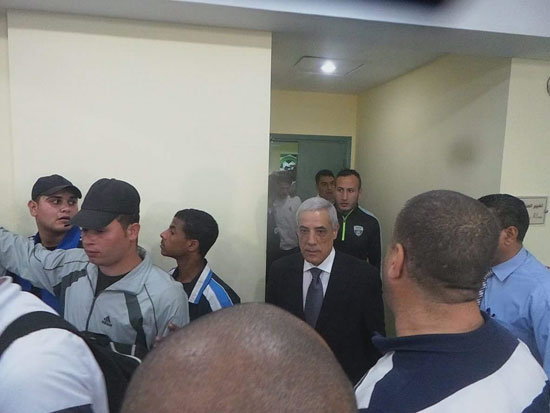 السفير الجزائرى يؤازر لاعبى مولودية بغرف الملابس (1)