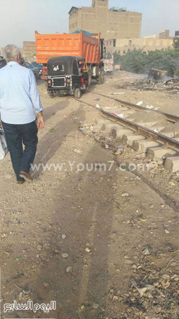 المواطن والتوكتوك على مزلقان شريط السكة الحديد -اليوم السابع -5 -2015