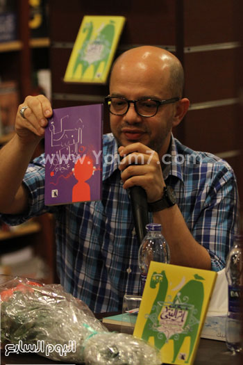 عمر طاهر يحمل كتاب 