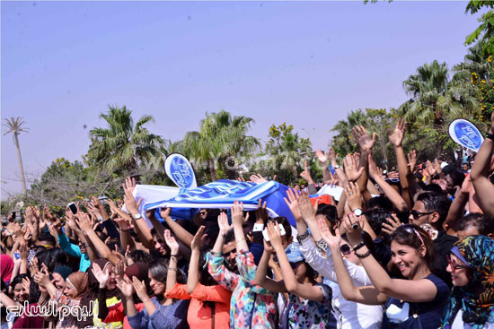 المتسابقين يرفعون اعلام اراب ايدول -اليوم السابع -5 -2015