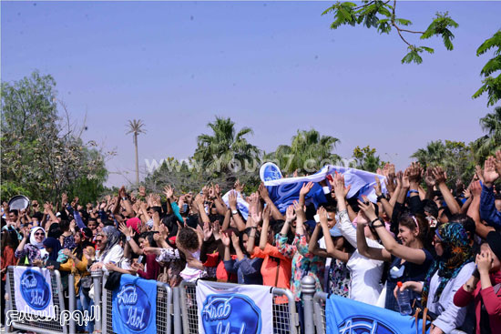 المتسابقون يحملون اعلام اراب ايدلو -اليوم السابع -5 -2015