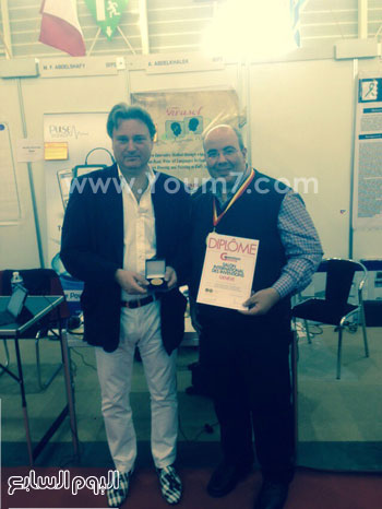 الدكتور أيمن محمد مع رئيس لجنة التحكيم بمعرض جنيف الدولى -اليوم السابع -5 -2015