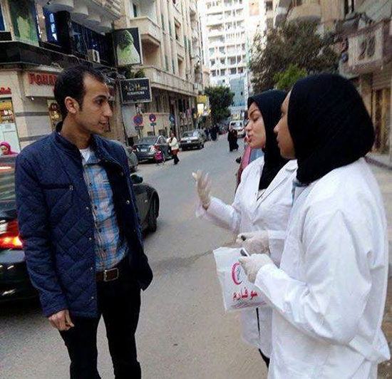 	أعضاء الحملة ينشرون التوعية فى الشوارع -اليوم السابع -5 -2015