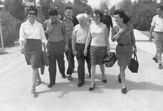 دفيفد بن جوريون مع عدد من قادة الجيش الإسرائيلى عام 1967 -اليوم السابع -5 -2015