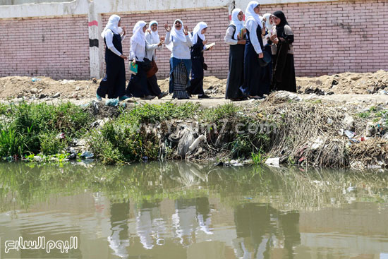 معاناة طلاب القرية فى طرق غير ممهدة -اليوم السابع -5 -2015