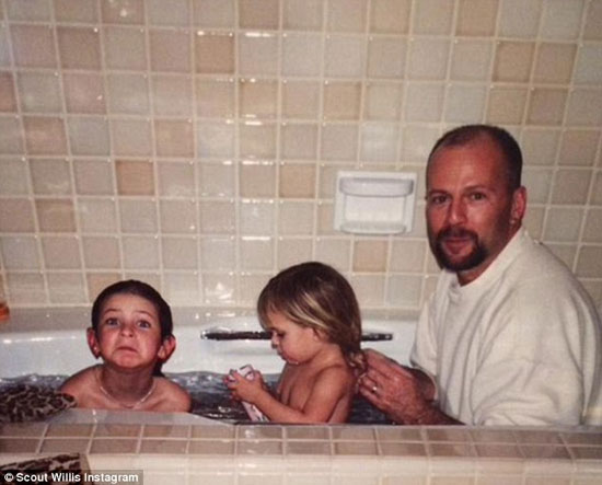 بروس وليز فى حوض الاستحمام برفقة بناته -اليوم السابع -5 -2015