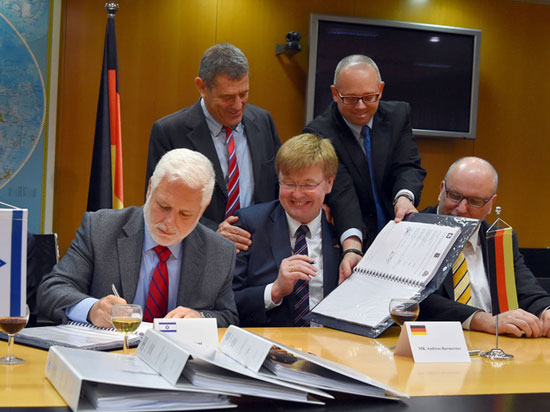 جانب من توقيع الصفقة بين ألمانيا وإسرائيل -اليوم السابع -5 -2015