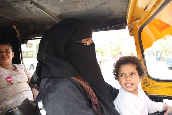 السيدة تقود التوتوك وتحمل أحد أطفالها  -اليوم السابع -5 -2015