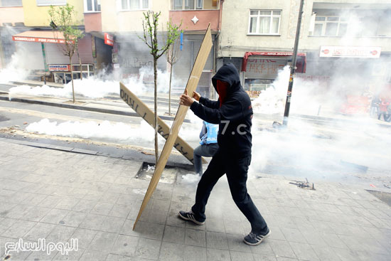 أحد المواطنين أثناء الاحتجاجات فى تركيا -اليوم السابع -5 -2015