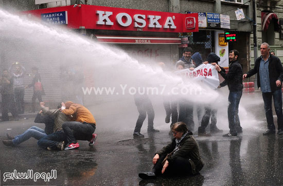 	الشرطة تستخدم المياه لتفريق المتظاهرين  -اليوم السابع -5 -2015