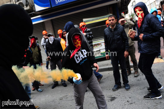 المحتجون يستخدمون الألعاب النارية -اليوم السابع -5 -2015
