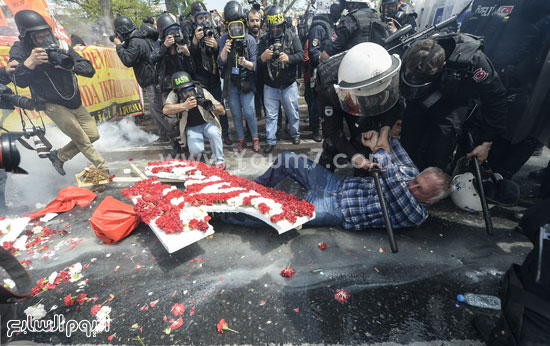 	الشرطة تلقى القبض على أحد المتظاهرين -اليوم السابع -5 -2015
