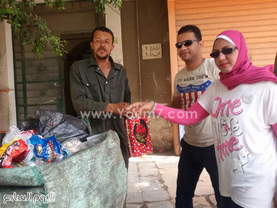 عائشة عبدالرحيم تقدم هدية لأحد عمال النظافة ببنى سويف  -اليوم السابع -5 -2015