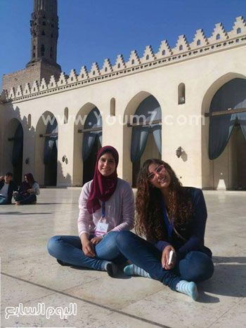 طالبات بجامعة القاهرة خلال زيارة مجمع الأديان -اليوم السابع -5 -2015