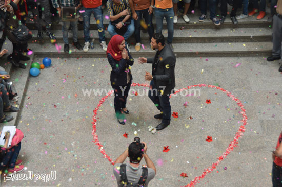  الطالبان يقفان داخل القلب بجامعة مصر للعلوم -اليوم السابع -5 -2015