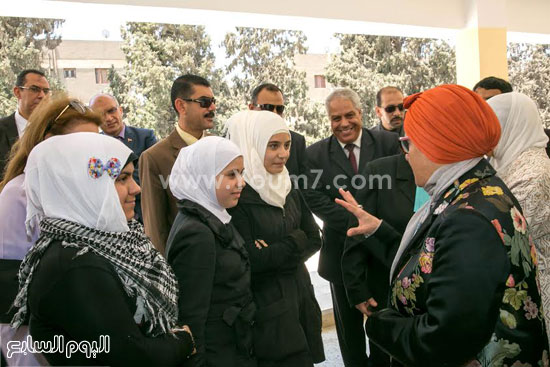  الشيخة جواهر القاسمى مع عدد من اللاجئات خلال زيارتها لمدرسة 6 أكتوبر -اليوم السابع -5 -2015