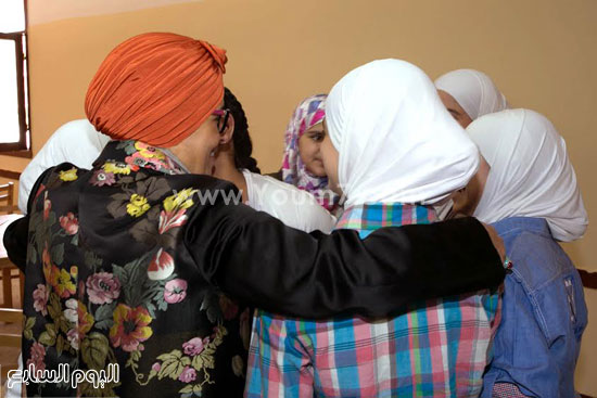 الشيخة جواهر القاسمى مع عدد من اللاجئات خلال زيارتها لمدرسة 6 أكتوبر -اليوم السابع -5 -2015