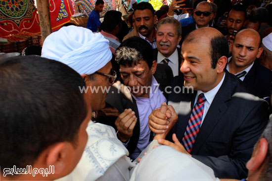 وزير التموين يتحدث مع المواطنين بسوق شعبى بالإسماعيلية  -اليوم السابع -5 -2015
