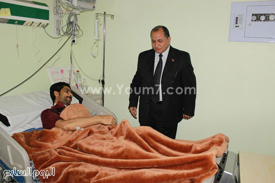 	رئيس جامعة طنطا يطمئن على صحة أحد المرضى داخل المستشفى -اليوم السابع -5 -2015