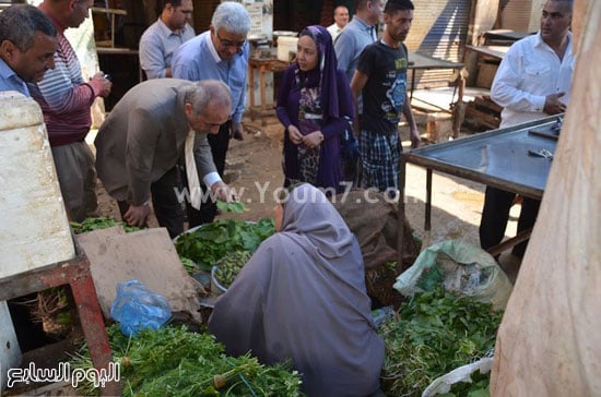  المحافظ مع بائعة الخضار -اليوم السابع -5 -2015