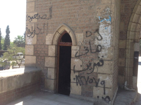 تكسير الأبواب وتشويه الجدران -اليوم السابع -5 -2015