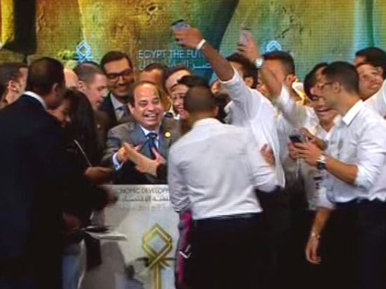 سيلفى مع الشباب فى مؤتمر شرم الشيخ  -اليوم السابع -5 -2015