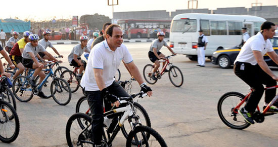 الرئيس السيسى يقود عجلة مع مجموعة من الشباب فى ماراثون رياضى  -اليوم السابع -5 -2015