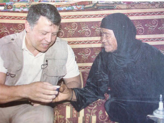 	الملك عبد الله يحتسى القهوة مع سيدة مسنة فى البادية ويستمع لشكواها -اليوم السابع -5 -2015