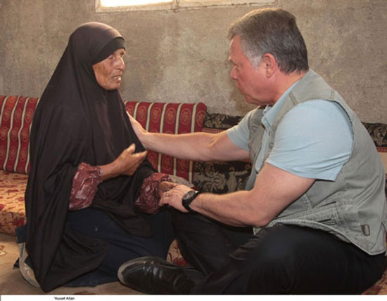 	العاهل الأردنى مع سيدة مسنة ويجلس معها على الأرض -اليوم السابع -5 -2015