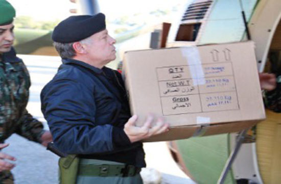 الملك عبد الله يقدم المساعد الإنسانية بنفسه  -اليوم السابع -5 -2015