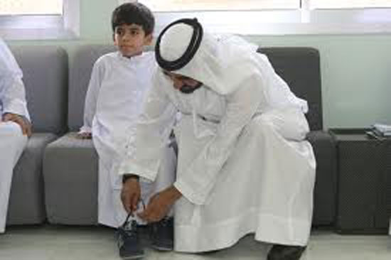 بن مكتوم يربط حذاء طفل أمام عدسات الوكالات العالمية  -اليوم السابع -5 -2015