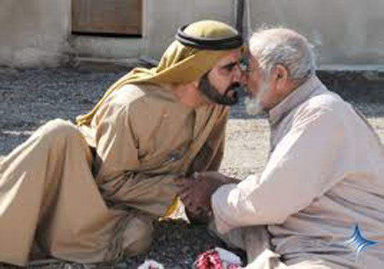  بن مكتوم يجلس مع مسنّ على الأرض ويقبله  -اليوم السابع -5 -2015