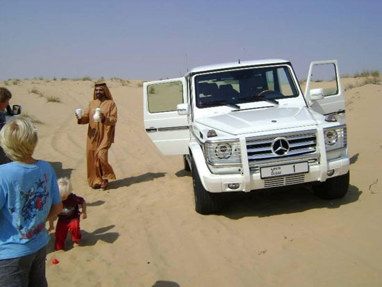  بن مكتوم يقدم مشروبا بعدما نزل من سياراته لأحد الأجانب فى الصحراء  -اليوم السابع -5 -2015