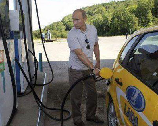  بوتين يملأ سيارته بالبنزين بنفسه  -اليوم السابع -5 -2015