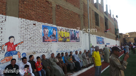 صورة لشهيدى الشرطة على حائط مركز الشباب -اليوم السابع -5 -2015