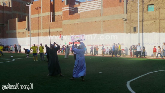 صورة أثناء قيام شخصين باللعب بالعصا أثناء الاحتفال -اليوم السابع -5 -2015