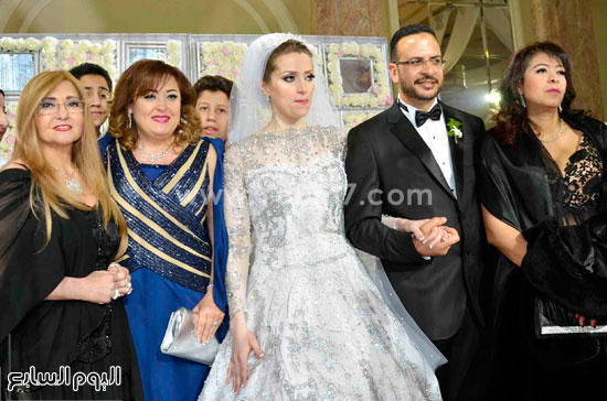 العروسان ونهال عنبر وشقيقتها بهرة ود. ريهام نيازى -اليوم السابع -5 -2015