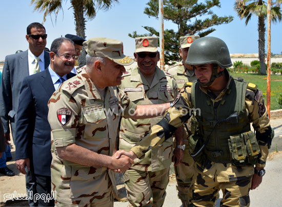  وزيرا الدفاع والداخلية يتفقدان عناصر التأمين فى شمال سيناء -اليوم السابع -5 -2015