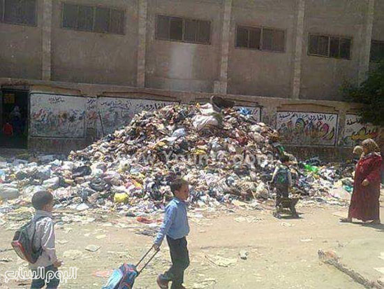 تلاميذ مدارس شبرا الخيمة يتعرضون للموت يوميا بسبب تلال القمامة -اليوم السابع -5 -2015
