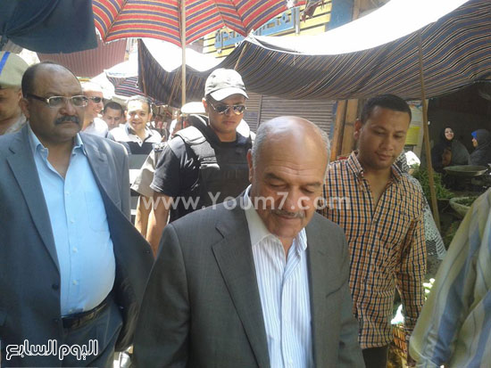 مدير الأمن بجواره مدير المباحث الجنائية داخل أحد الأسواق -اليوم السابع -5 -2015